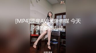 两个妹子脱光衣服练习完模特步就被眼镜小哥双飞