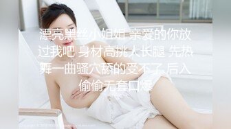 Ria 久留美甜蜜地坐着等待，因为一些男人将他们的鸡巴释放到她的脸上。