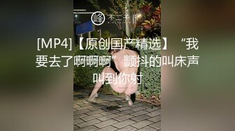 清纯系18小虎牙萌妹”爸爸快用JB操我”年龄不大骚话很多，撩起短裙无毛一线天