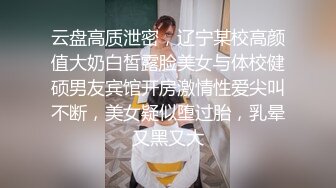 【极品瑜伽教练】，蓝毛衣，牛仔裤，配上白色高跟鞋