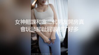 真实夫妻居家性爱啪啪给狼友看，全程露脸大哥躺在床上玩着手机享受嫂子的口活服务，激情上位无套抽插内射