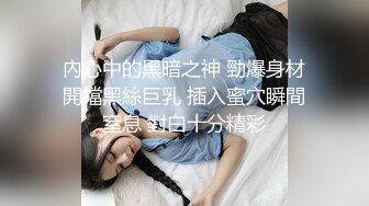 红发黑妞一脸享受的吃着弯曲的大鸡鸡