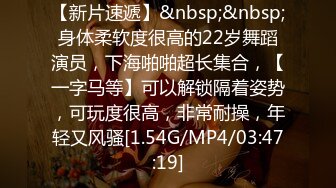 竹林中大战网红脸女神，苗条好身材后入操逼，掰腿侧入，感觉像是女人带了假道具