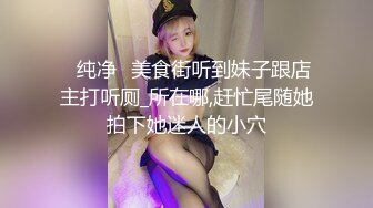 健壮猛男对着无法满足媳妇性欲的绿帽奴操他骚媳妇还竖起中指侮辱他