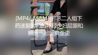 济南水淹了 妹子撩起裙子过马路 这是忘了穿内裤了吗？