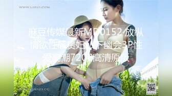 风景区女厕全景偷拍多位美女少妇前来献B (4)