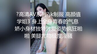 骚少妇躺在沙发上被大哥玩逼，一直跟狼友语音通话，AV棒塞进逼里玩弄，大鸡巴摩擦骚逼让骚逼给口交