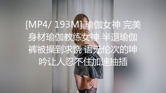 清纯萝莉嫩妹还有点姨妈大尺度全裸诱惑，揉捏奶子晃动掰穴特写，双指夹逼翘起屁股，近距离给你们看姨妈