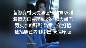 小夫妻很另类，卫生间马桶上开干，瘦瘦小哥哥后入操大眼美少妇