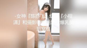 白虎 无毛小美女 掰着BB尿尿 生怕尿到自己裤子上