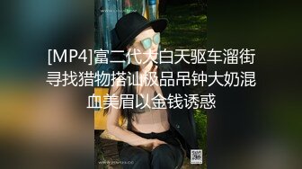 胜在年轻,00後社会精神小妹,18CM粗长道具直接整个插入嫩鲍,太能装了