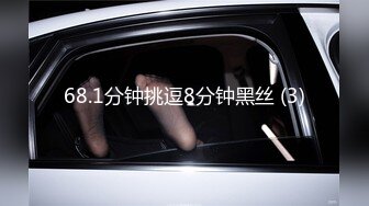 肚兜少妇风骚无下线，跟大哥玩3P，床上伺候两个男人被大哥各种抽插爆草，叫声骚浪表情迷人，自己还拿道具自慰