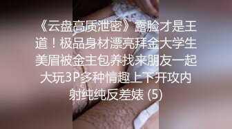 商场女厕偷拍长裙美女 看这眼神难道被发现了