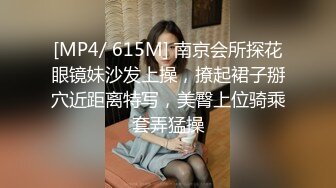 长相甜美苗条面罩妹子驾车户外车震，振动棒抽插上位大力猛操呻吟，很是诱惑喜欢不要错过