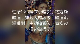 妹子在出租车上要小哥放音乐脱衣服发骚