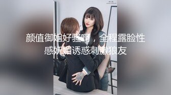 女主播为吸引粉丝,录制户外弹吉他唱歌MV，故意不穿内裤不经意间露出来给粉丝当福利