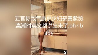 坦克少妇露脸道具自慰，吊钟奶子撅起屁股露出一个大黑鲍鱼，阴毛好多