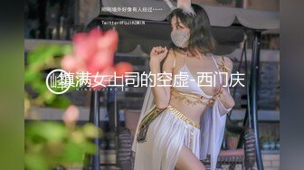 穿丝袜的娇小女学生在购物中心的更衣室里做危险的口交