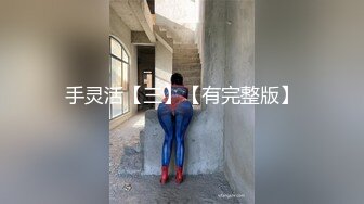 大妈凳子上玩玩具一秒就入戏了