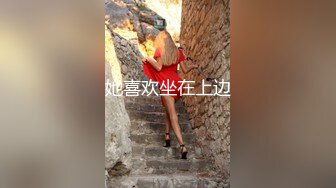 长屌男后入大白屁股苗条妹子，翘着屁股特写后入抽插菊花灌肠再爆菊，从下往上视角拍摄