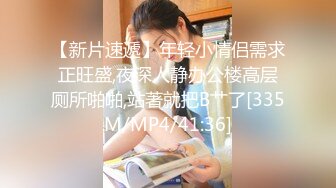 商场女厕 近距离偷拍漂亮白裤子少妇的大黑B.