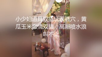 豹纹小少妇露脸精彩演绎，房间里好几哥