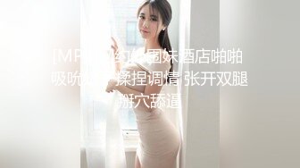 中年大哥后面抱住白嫩老婆一起摇起来后入操起来调转枪口颜射一脸再用道具自慰白虎穴