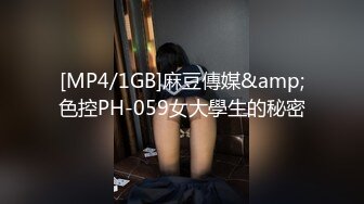 放假回老家早上偷拍到几个贪方便晨尿不上厕所在院子墙角尿尿的美女 (2)