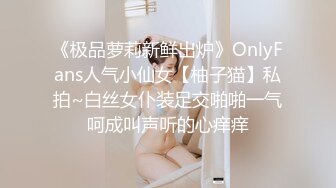 老公拿着单反相机，插入极品老婆的馒头穴