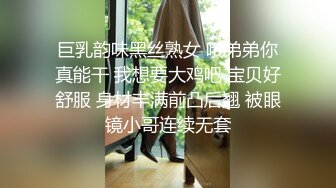 蜡笔老公专攻足浴按摩勾搭技师，带两个妹子回房间双飞，跪着口交前后夹击，沙发翘起屁股一个个后入猛操