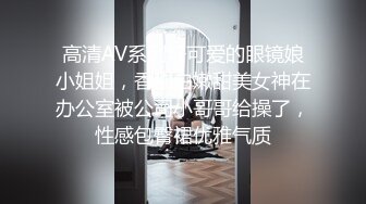 《嫖王威哥》周末带着铁粉酒店约两个外卖鸡一块淫乱4P交换着草