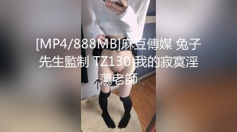 成熟的女人玩火跳跃的孩子穿着