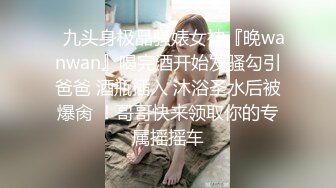 婴儿肥呆萌甜18美少女！一脸清纯掏出奶子揉捏！没穿内裤撩起裙子，紧致小穴掰开特写