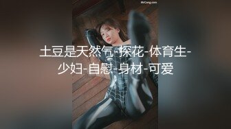 水上乐园公共浴室来冲洗换衣服的女人们