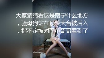 娇小身材萌妹子【小野猫】丁字裤沙发上翘着屁股，按摩器小震动棒插入自慰，很是诱惑喜欢不要错过