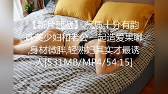 眼镜小少妇，外表甜美很骚，小夫妻居家操逼，美腿足交，吸吮舔屌口活棒，跪在沙发上后入，边操边打屁股