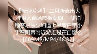 温柔似水的长筒靴小妹蹲那里静静的排尿很有淑女范