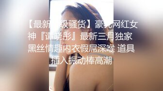 套子小了，美女帮戴不进