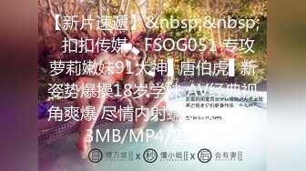 [MP4/ 634M] 逼逼很痒的骚妇全程露脸跟好姐妹一起舔弄大鸡巴，让大哥吃奶玩逼激情4P