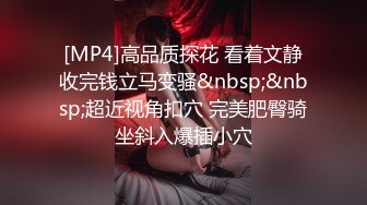 邻居骚妇在家里大床一边和年轻男同事偷情一边和老公同电话骚货下面好多水