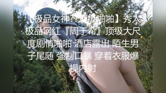 气质高挑妹子自慰玩肛塞，躺下掰分红穴等待大屌操逼射在阴毛上