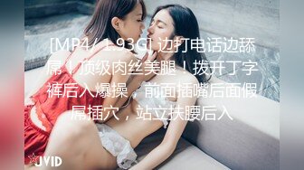 可爱的卷发辫子小妞愤怒的盯着摄像头，不过应该是没发现，继续拉便便