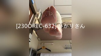 [MP4/ 169M] 甜美白皙美乳小骚货，两个小哥在旁边看着自慰，连体网袜振动棒爆插