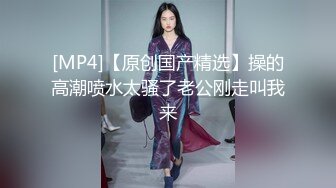 《魔手外购极品厕拍》商业城女厕全景偸拍多位少女少妇熟女方便，后位先拍脸再拍大白屁股，憋尿到极限的良家少妇动作逗死人 (16)