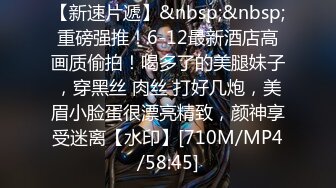 黑客破解家庭网络摄像头偷拍??饥渴夫妻厨房全裸做家务吃饭 厨房里操逼！