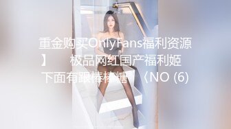 黑丝美艳御姐少妇跟蒙面大哥啪啪性爱，高颜值舔鸡巴的样子好骚，让大哥后入爆草面对镜头浪叫呻吟精彩别错过